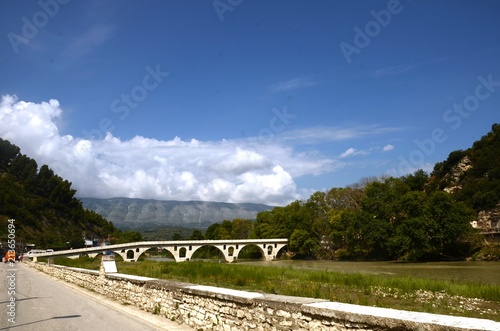 Berat : Pont Goriza et berges de la rivière Osumi (Albanie)
 photo