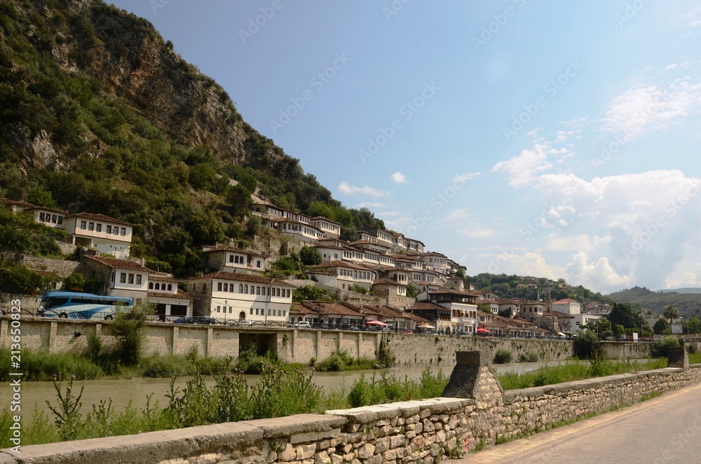 Berat : Pont Goriza et berges de la rivière Osumi (Albanie)
