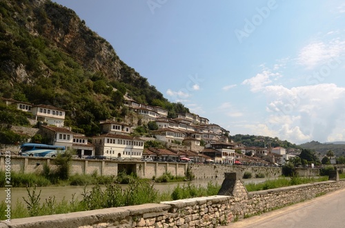 Berat : Pont Goriza et berges de la rivière Osumi (Albanie) 