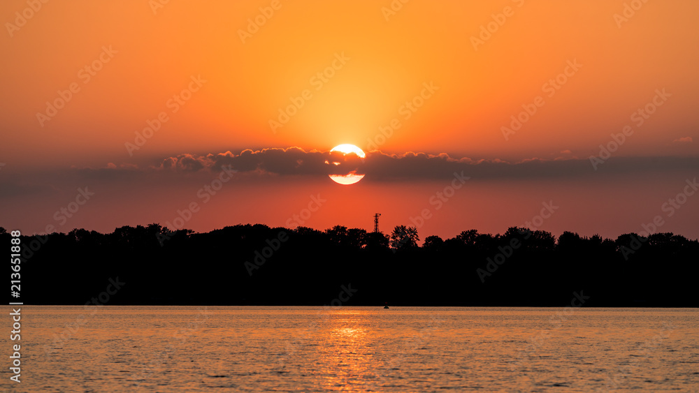 Naklejka premium Sonnenuntergang an einem See