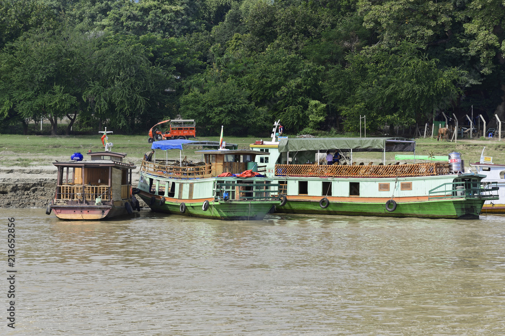 Schiffe, Boote auf den Fluß Irrawaddy, auch Ayeyarwaddy genannt, Mandalay, Division Mandalay, Myanmar, Asien