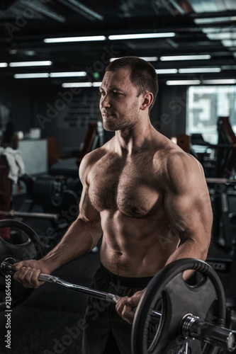 Obraz na płótnie Muscular man working out in gym w salonie