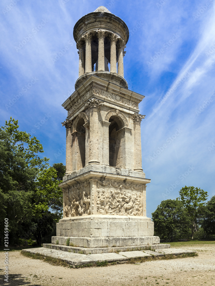 Roman mausoleum in ancient Glanum, Saint Remy-de-Provence, Bouches-du-Rhone, Provence-Alpes-Cote d‘Azur, southern France, France, Europe