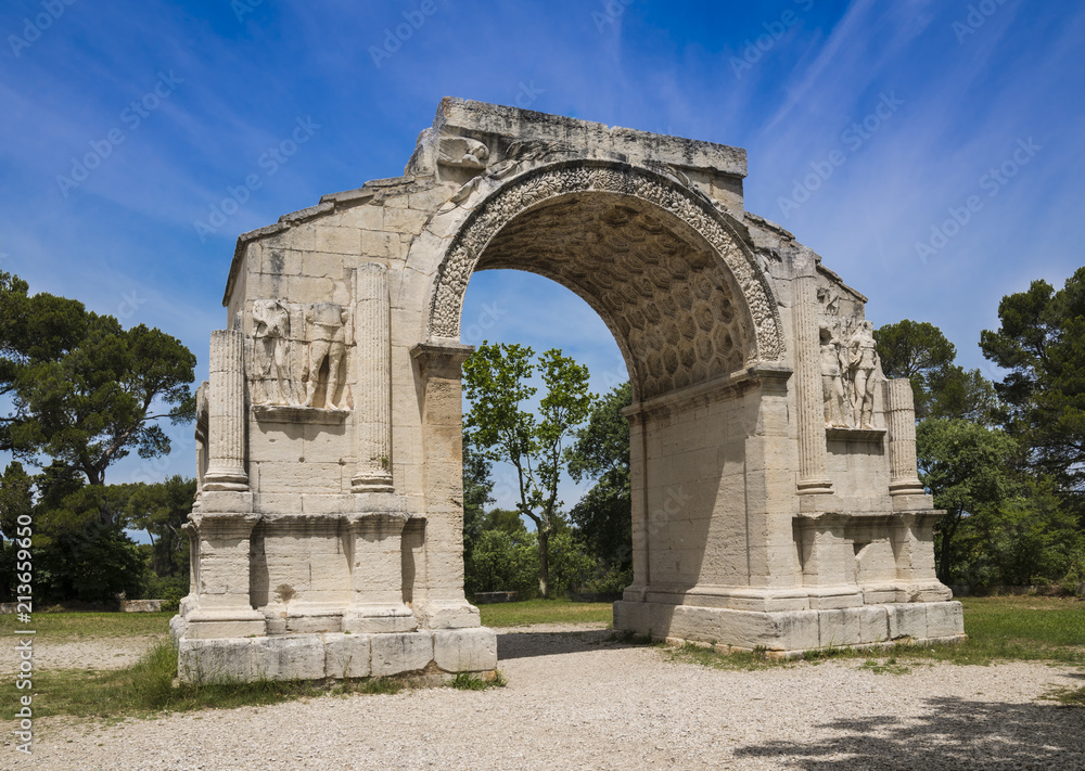 Roman Arch of Triumph in ancient Glanum. Saint Remy-de-Provence, Bouches-du-Rhone, Provence-Alpes-Cote d‘Azur, Southern France, France, Europe