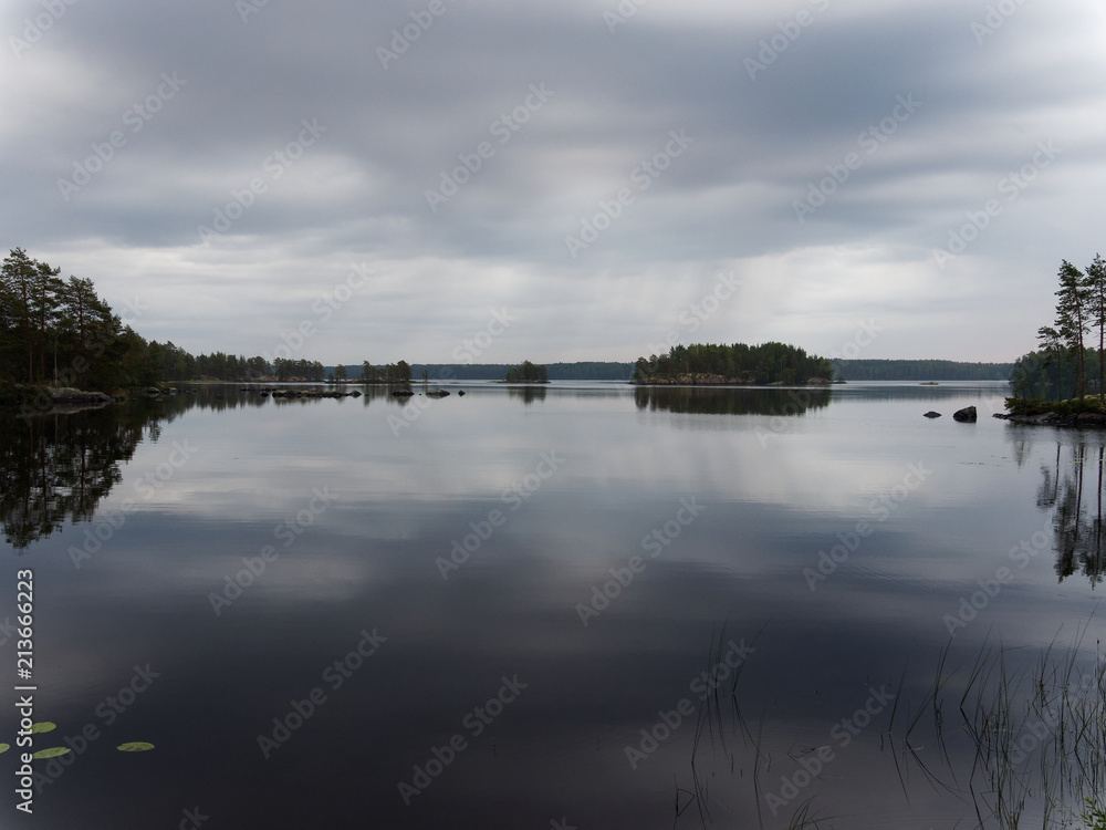 Finnischer See an einem Regentag