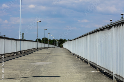 Fototapeta Naklejka Na Ścianę i Meble -  Brücke Fußgänger Fußgängerbrücke
