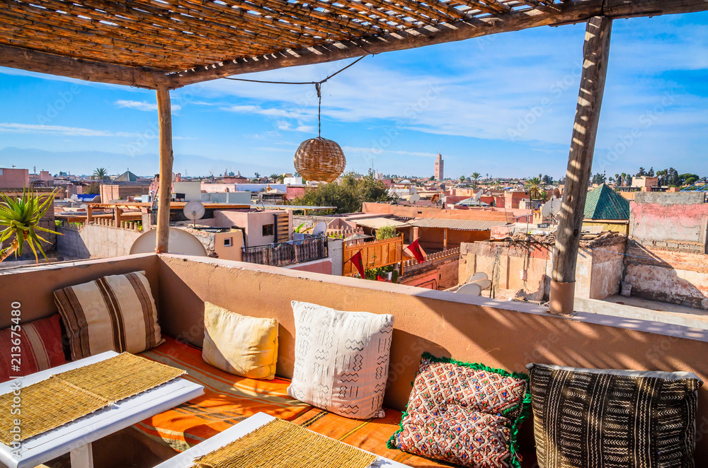 Fototapeta premium Tradycyjne wnętrze kawiarni w Marrakeszu, Maroko