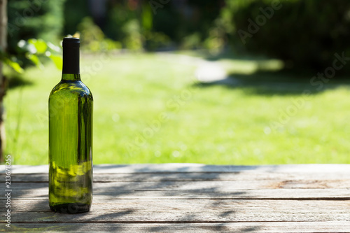 Obraz na płótnie White wine bottle on wooden table