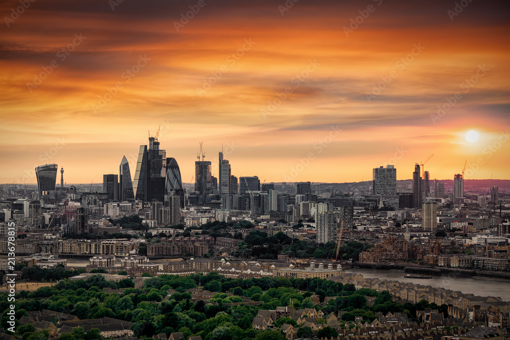 Sommerlicher, bewölkter Sonnenuntergang über der City und Skyline von London, Großbritannien
