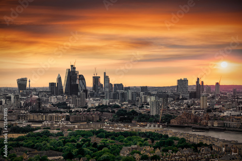 Sommerlicher  bew  lkter Sonnenuntergang   ber der City und Skyline von London  Gro  britannien