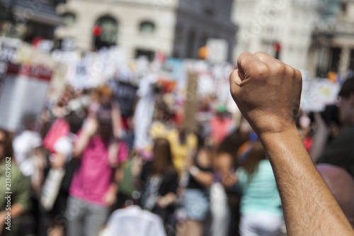 Fotografia A raised fist of a protestor at a political demonstration