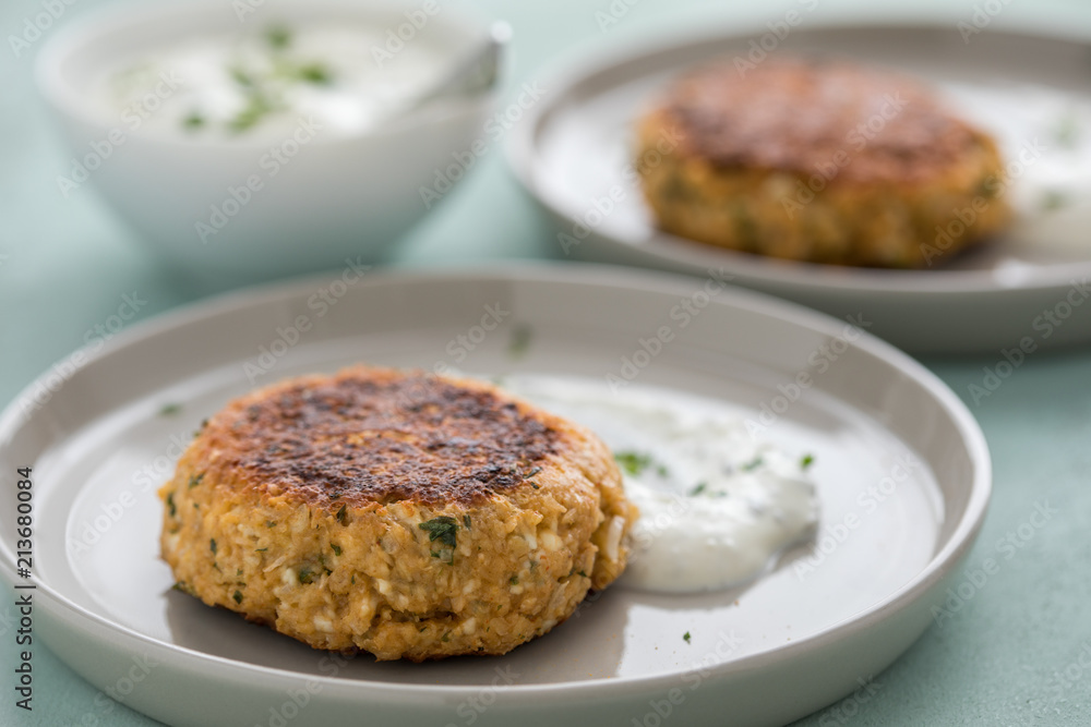 Vegetarischer Haferflocken Hüttenkäse Bratling und Kräuter Quark Vegetarischer Haferflocken Hüttenkäse Bratling und Kräuter Quark
