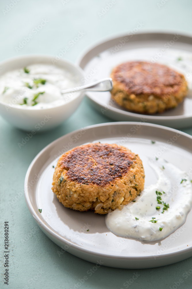 Vegetarischer Haferflocken Hüttenkäse Bratling und Kräuter Quark