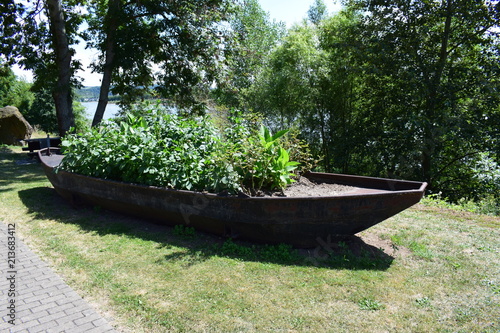 bepflanztes Boot an Brücke von Remagen, Ludendorff-Brücke photo