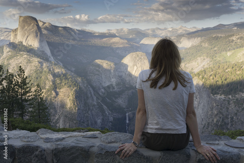 Mujer observando el valle de Yosemite al atardecer