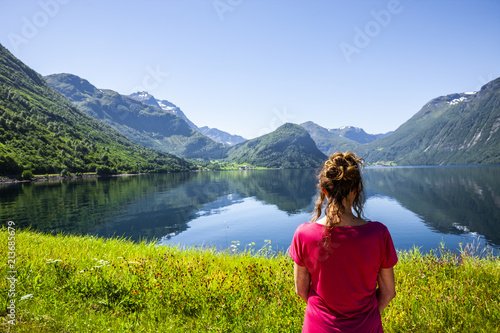 Frau am Fjord
