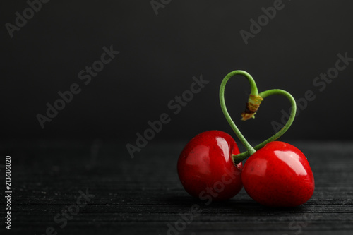 Photo Sweet red cherries on table