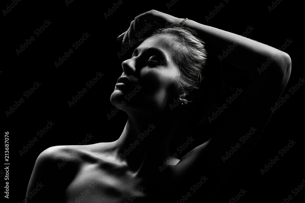 Obraz premium beautiful woman in dark