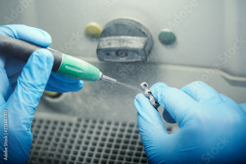 Bilde på lerret dental technician or prosthesis work. Abrasive blasting