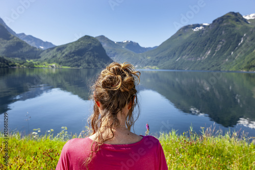 Frau am Fjord