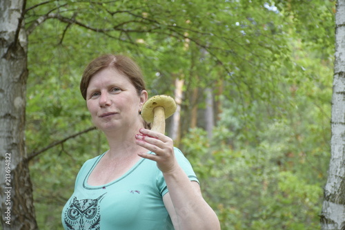 кавказская женщина позирует в лесу с найденным белым грибом 