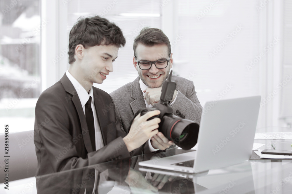 Fototapeta premium qualified photographers choose photos to upload files to their laptops