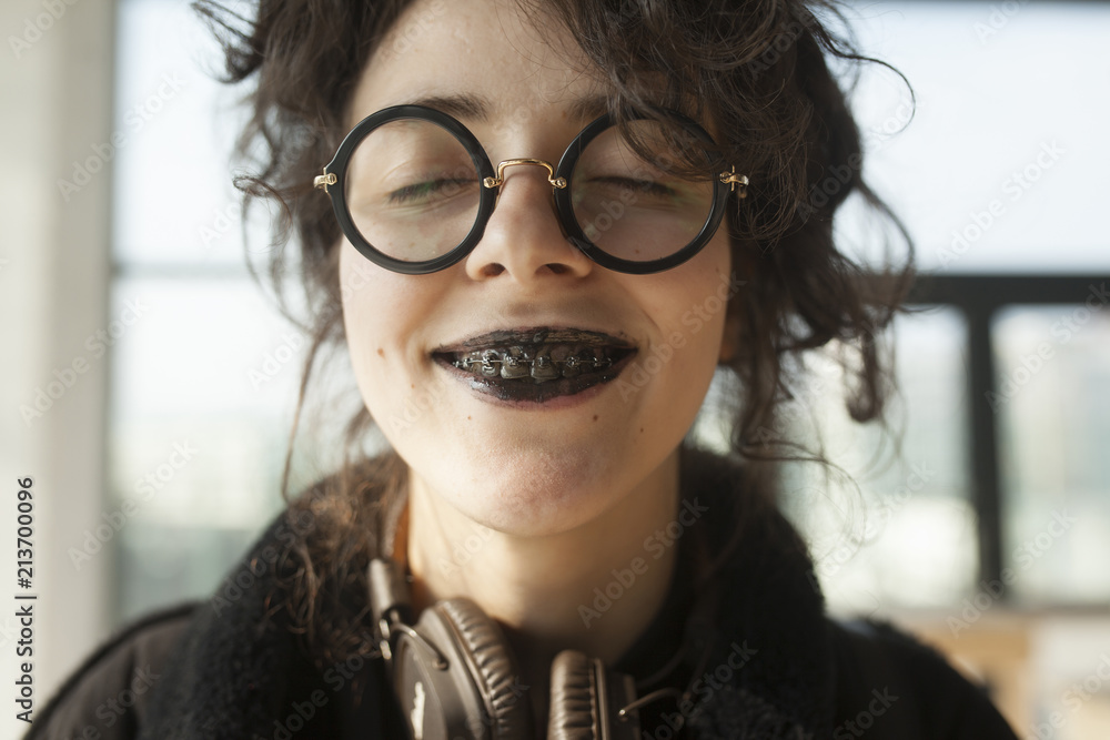 © Cavan Images - Close-up of woman with messy mouth eating ice cream at home © Cavan Images - Close-up of woman with messy mouth eating ice cream at home