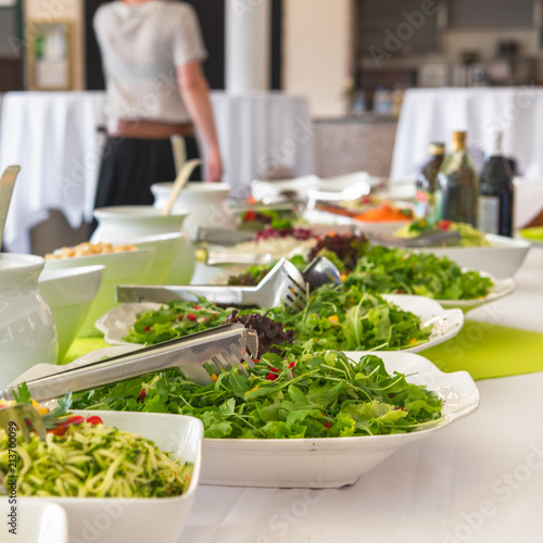 Großes Catering Buffet mit frischen vegetarischen Salaten und Gerichten für eine Party aufgestellt  photo