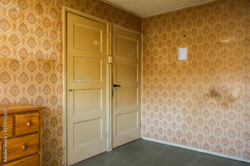 Vintage room with pattern wallpaper and old fashioned closet and door ...