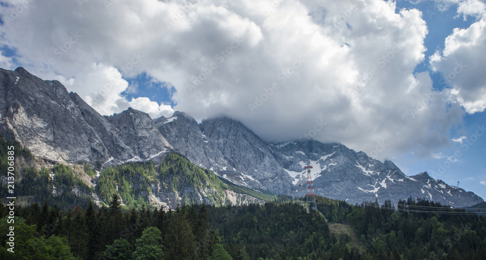 Zugspitze in den Wolken