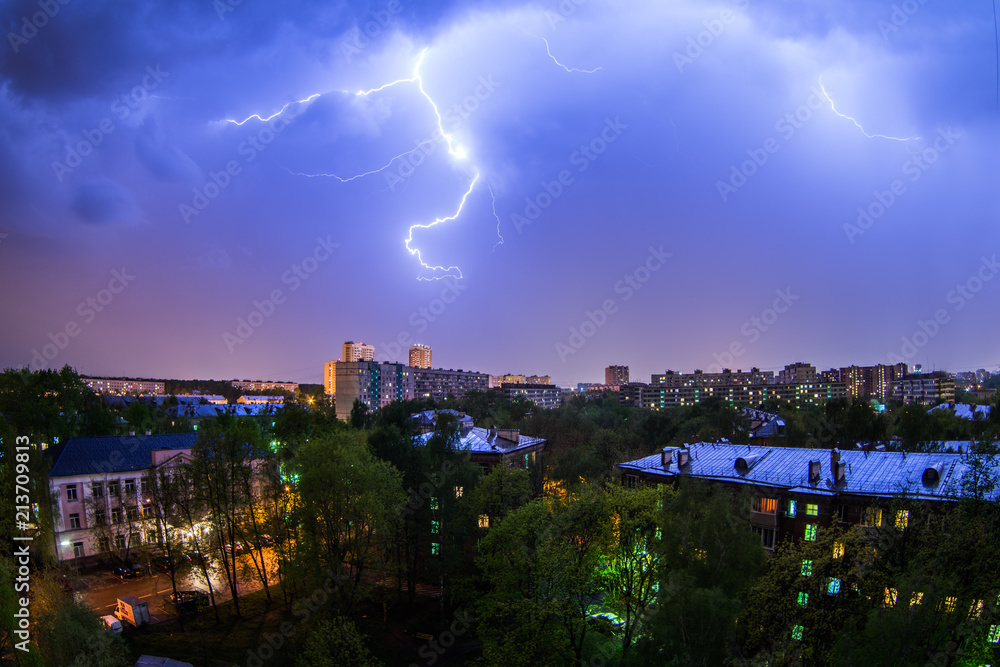 Obraz premium Lightning storm over city in blue light