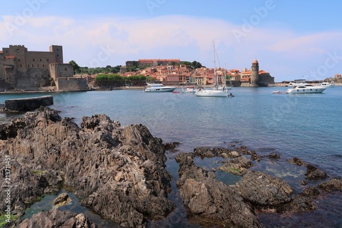 Vue panoramique sur le port et la ville de Collioure, au bord de la Méditerranée (France)