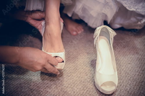 Noiva se aprontando para o casamento