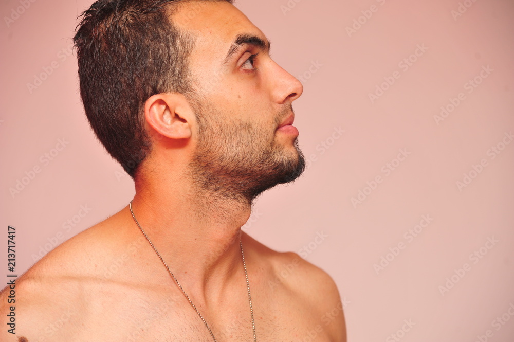 Fototapeta premium Arabische Junger mann Oberkörper frei nach oben schauen