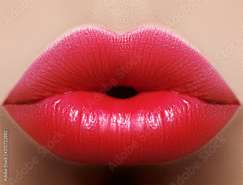 Photo Closeup kiss red lip makeup