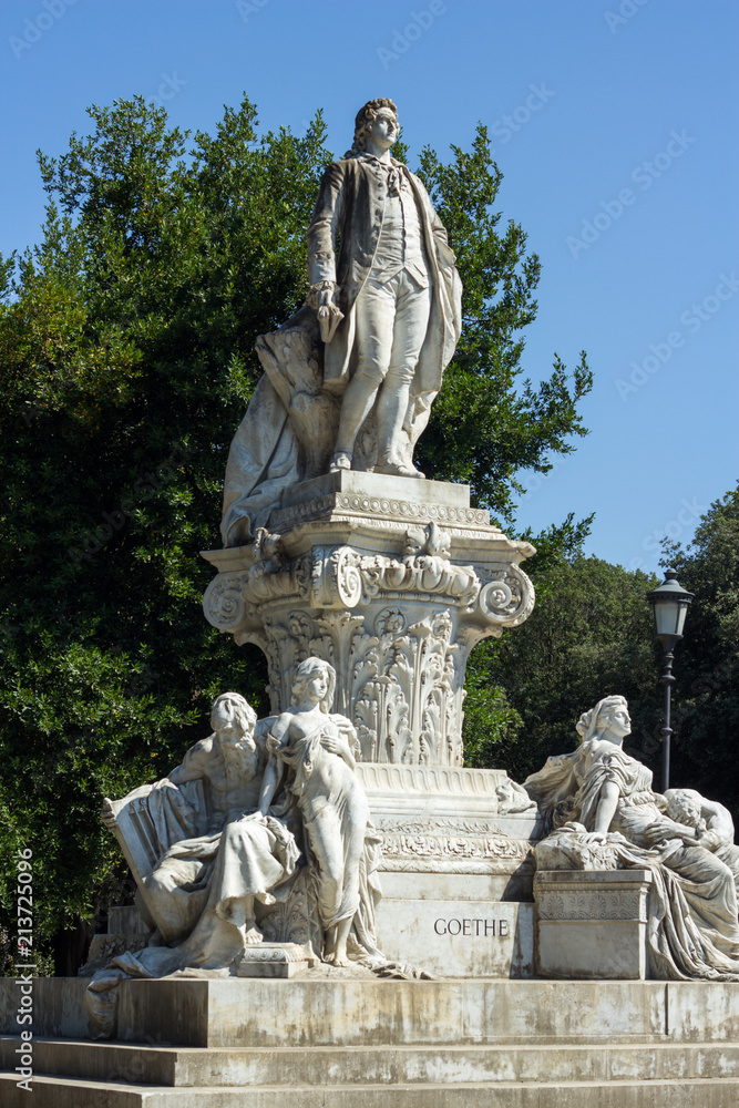 Obraz premium ANCIENT STATUE IN ROME