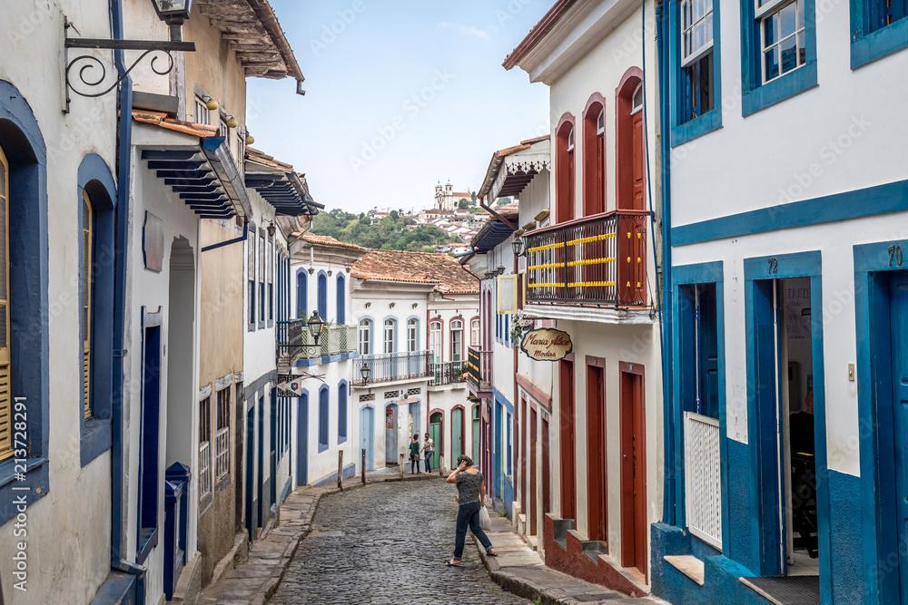Street view of the cobble stoned streets of colonial city Ouro Preto in Minas Gerais, Brazil - obrazy, fototapety, plakaty 