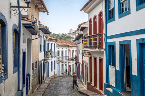 Fototapet Street view of the cobble stoned streets of colonial city Ouro Preto in Minas Ge