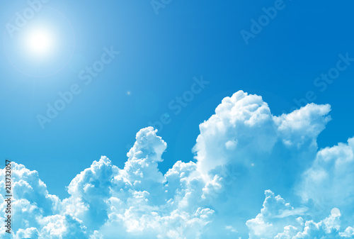 Photos 日差しが強い夏の青空と透ける白い入道雲