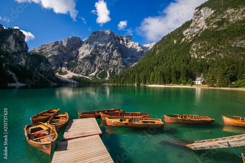 Splendido panorama alpino con le barche nel lago di Braies in Trentino Alto Adige photo