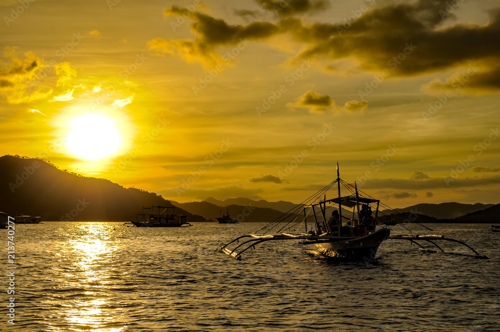 Φωτογραφία Boats in the Coron Bay (Busuanga) sail to the sunset. Philippines