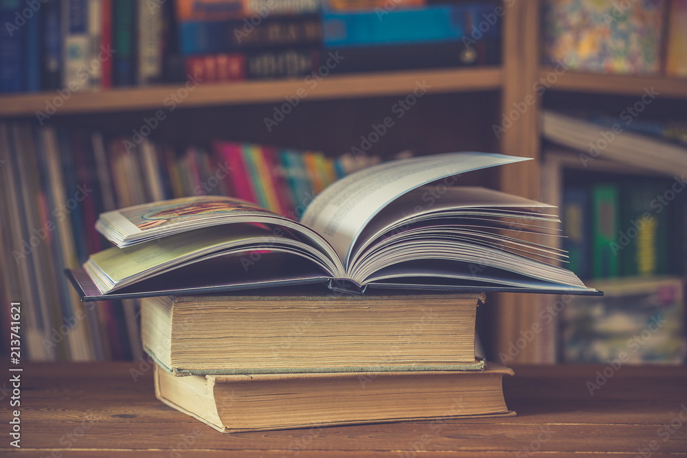 Obraz premium open book on a rustic wooden table.