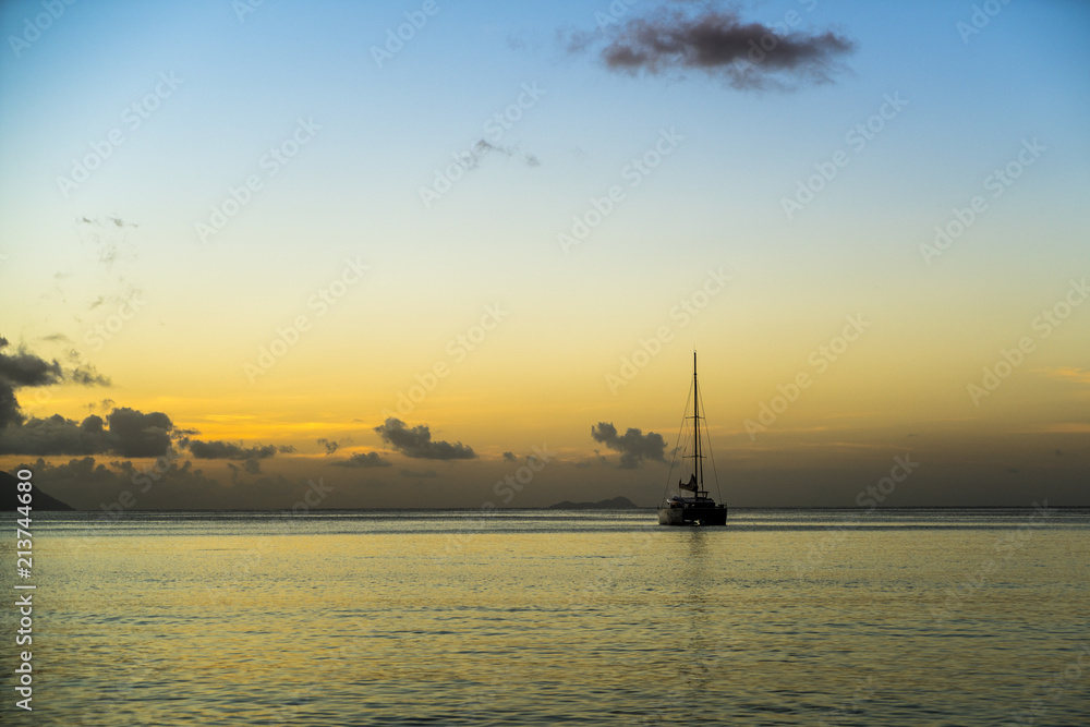 Obraz premium boat in the ocean sunset