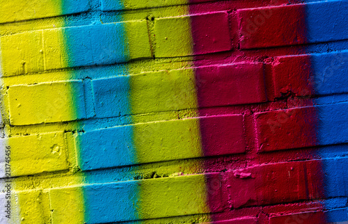 Backsteinmauer in Regenbogenfarben