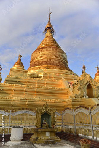 Vergoldete Stupa der Kuthodaw-Pagode, Mandalay, Myanmar, Asien