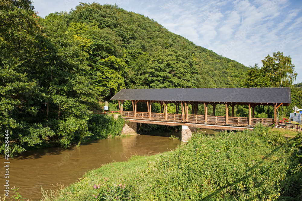 gedeckte Holzbrücke über die Ahr in Reimerzhoven gedeckte Holzbrücke über die Ahr in Reimerzhoven