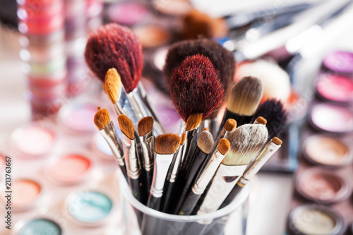 Pinceaux de maquillage professionnels dans ambiance maquilleuse