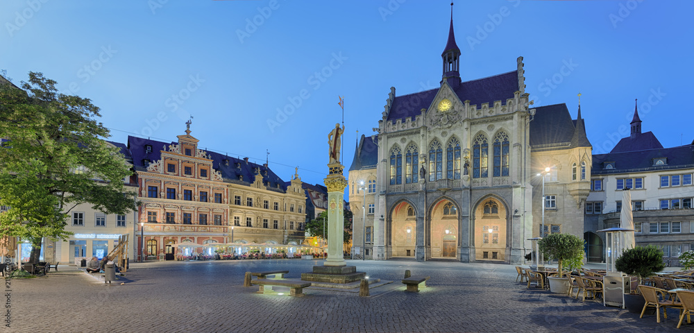 Naklejka premium Ratusz Erfurt oświetlony