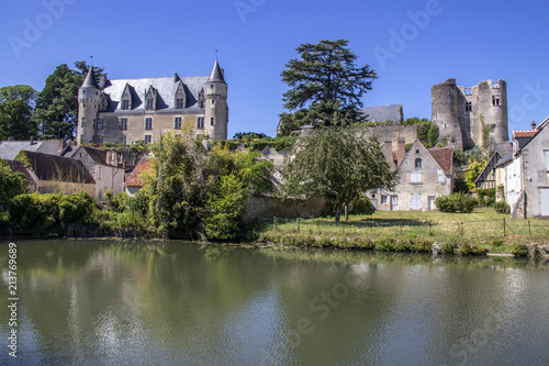 Montrésor. Panoramique sur le château et les ruines de l'ancien château. Indre-et-Loire. Pays de Loire