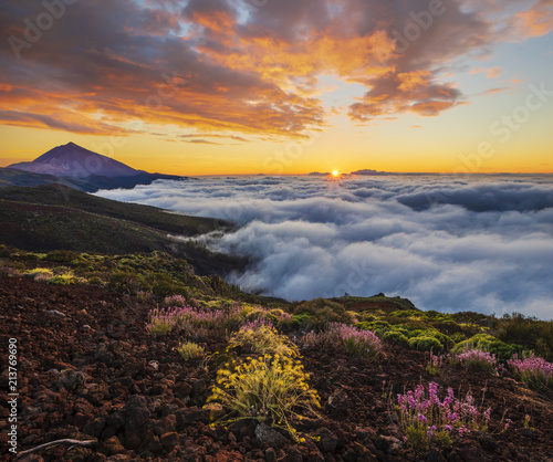Fototapeta samoprzylepna spektakularny zachód słońca nad chmurami w parku narodowym wulkanu Teide na Teneryfie